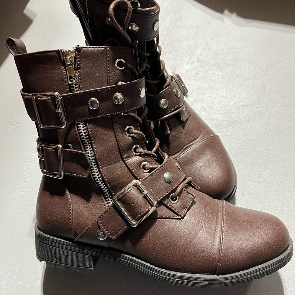 Stylish brown boot with buckles